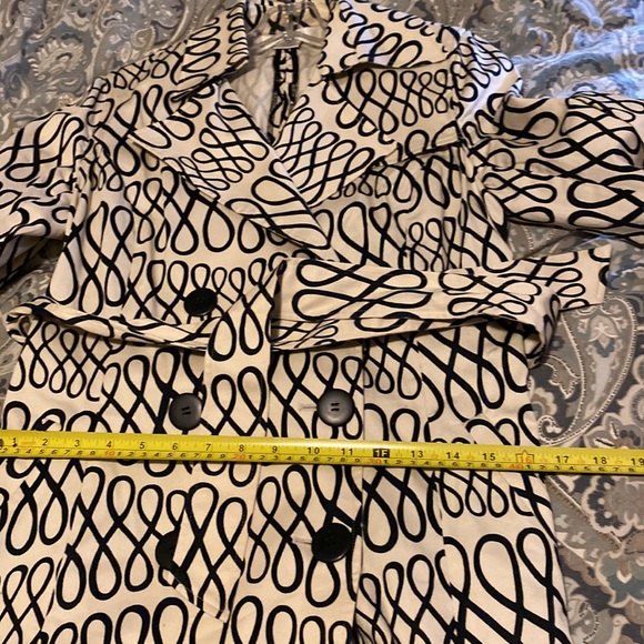 EUC unlined spring/summer trench with sash - Picture 7 of 8